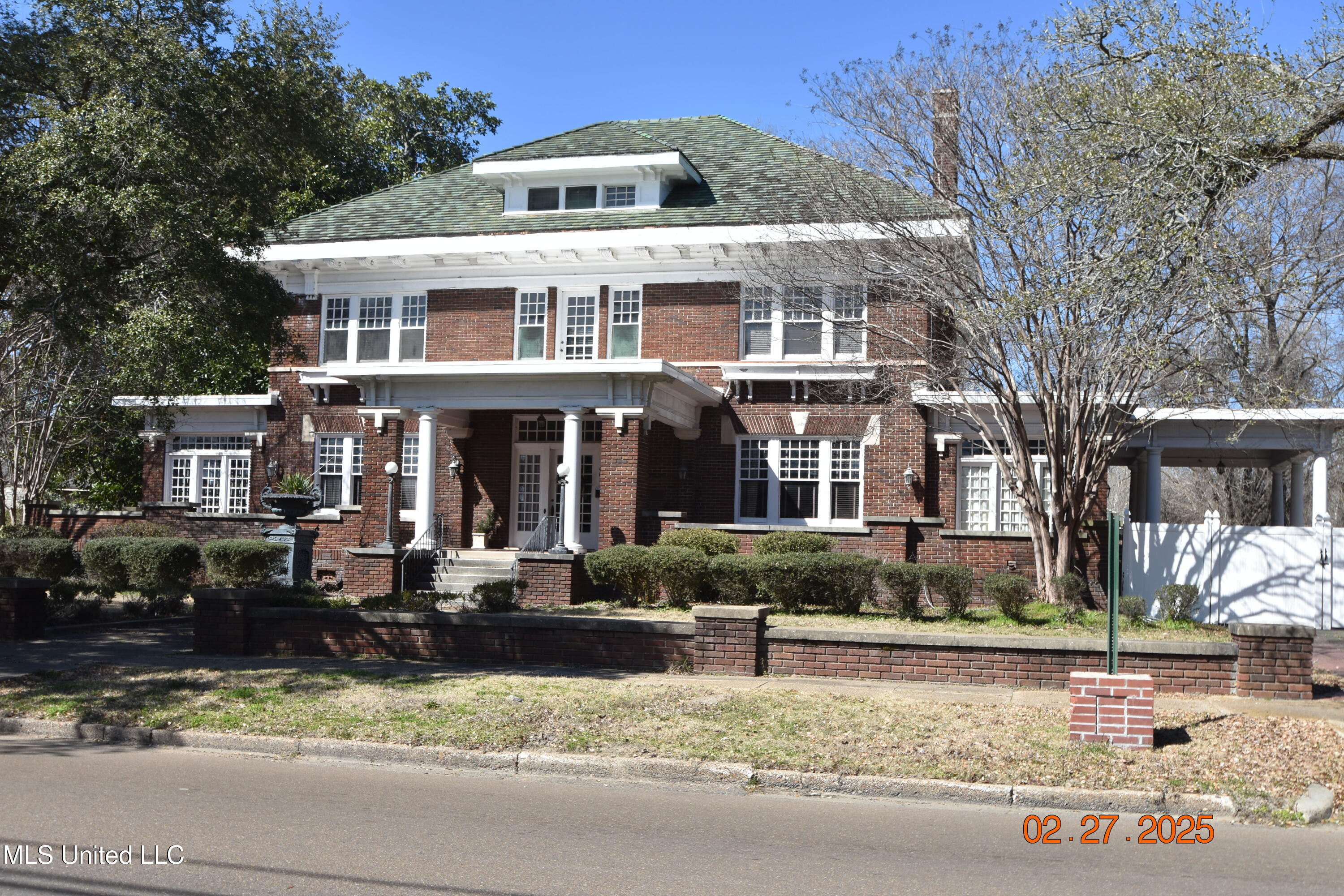 401 E Market Street, Greenwood, Mississippi image 1