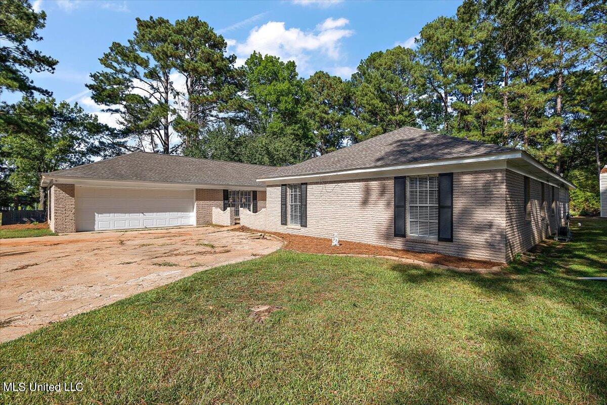 125 Lakeview Drive, Canton, Mississippi image 1