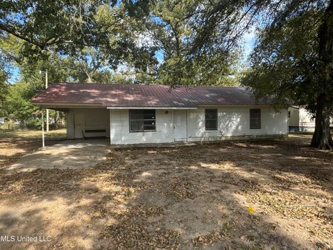 Homes For Sale - 604 Belle Grove Circle<br/> Vidalia, LA 71373