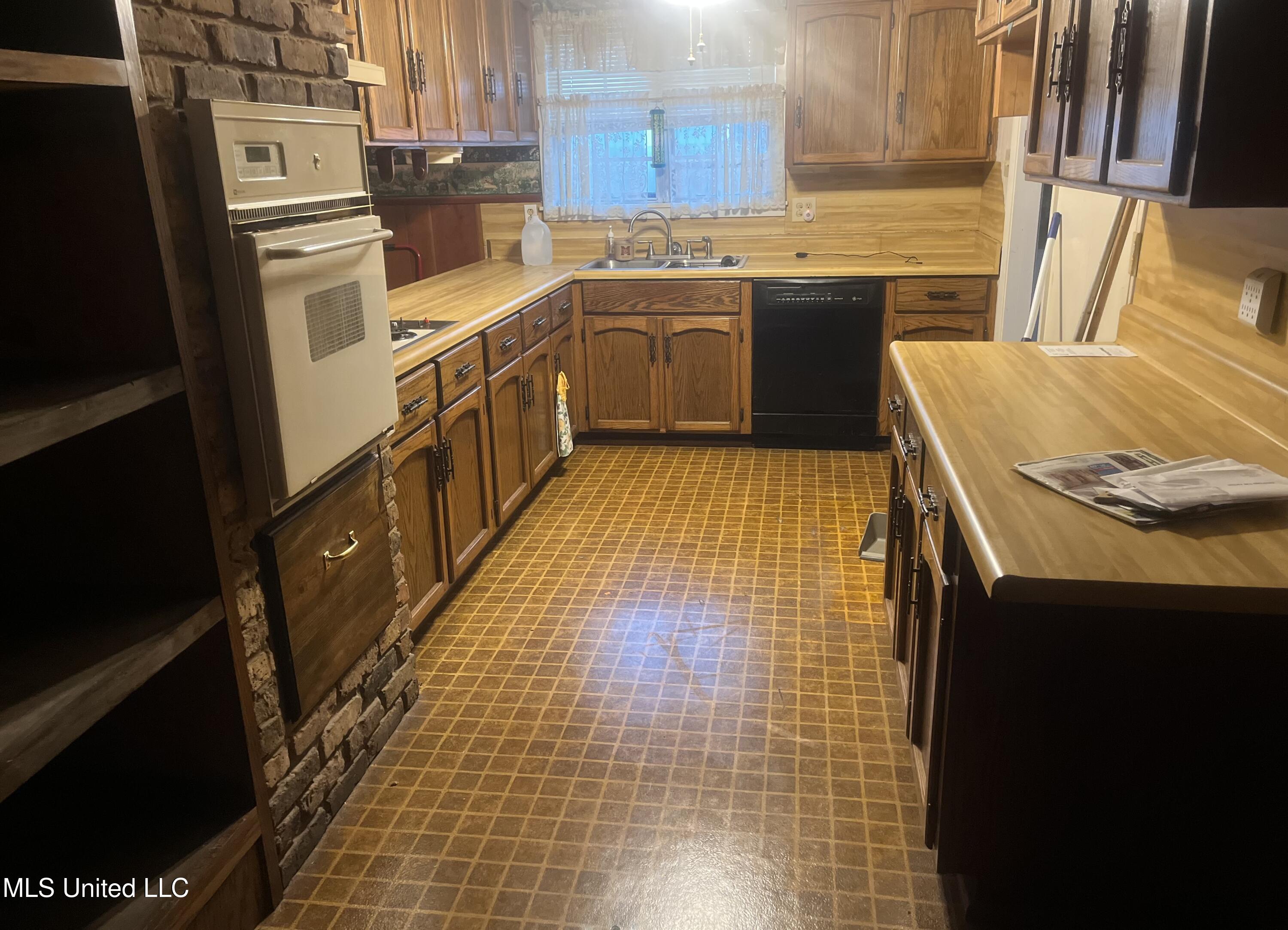 3919 Riverwood Drive, Moss Point, Mississippi image 7