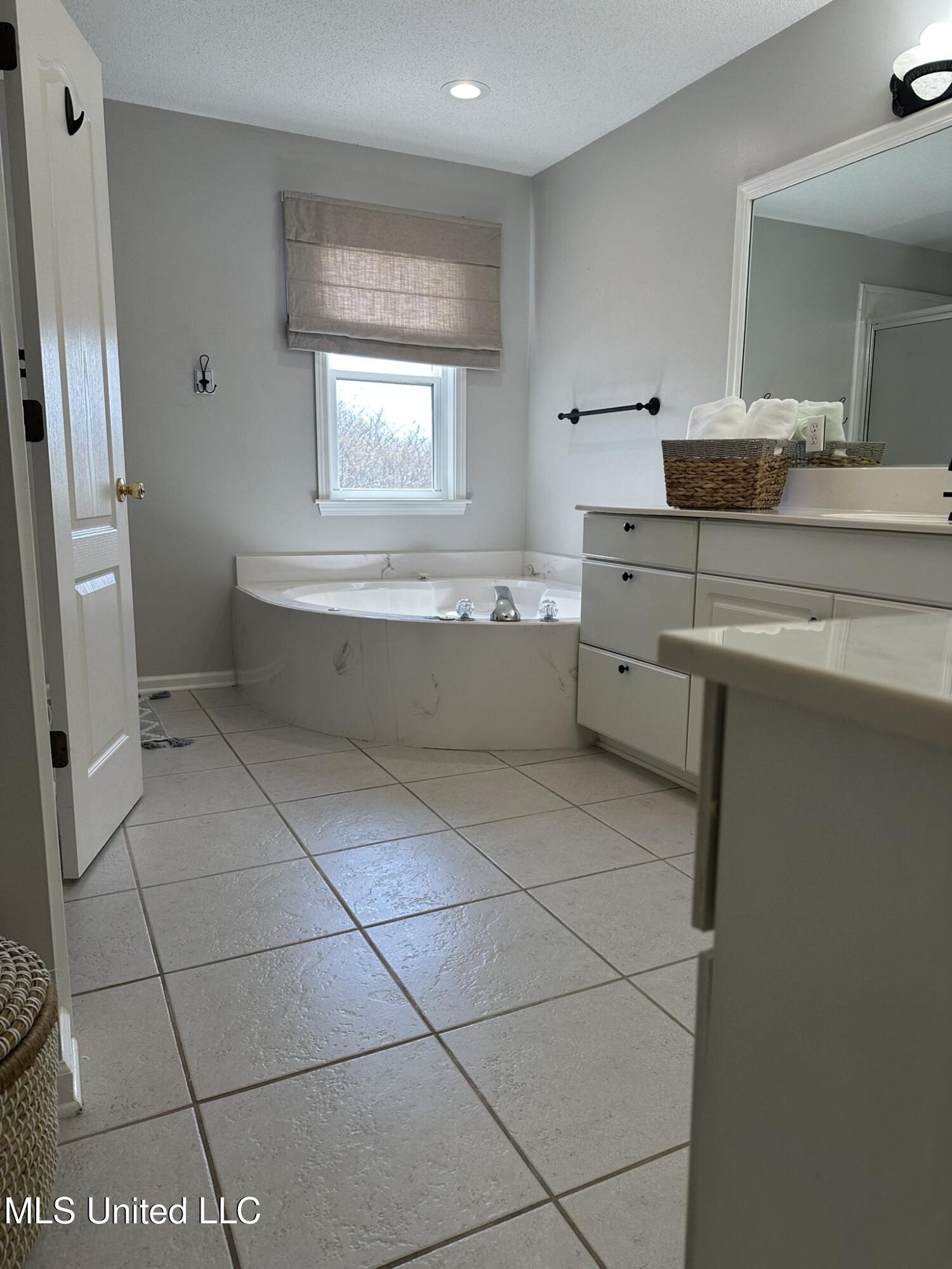7128 Apache Drive, Olive Branch, Mississippi image 6