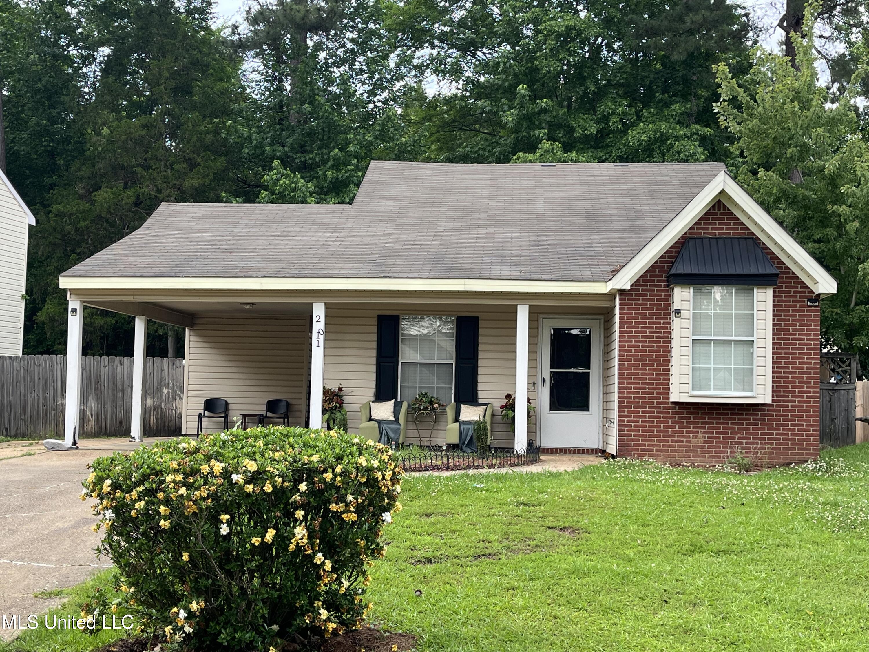 2011 Red Oak Drive, Brandon, Mississippi image 1