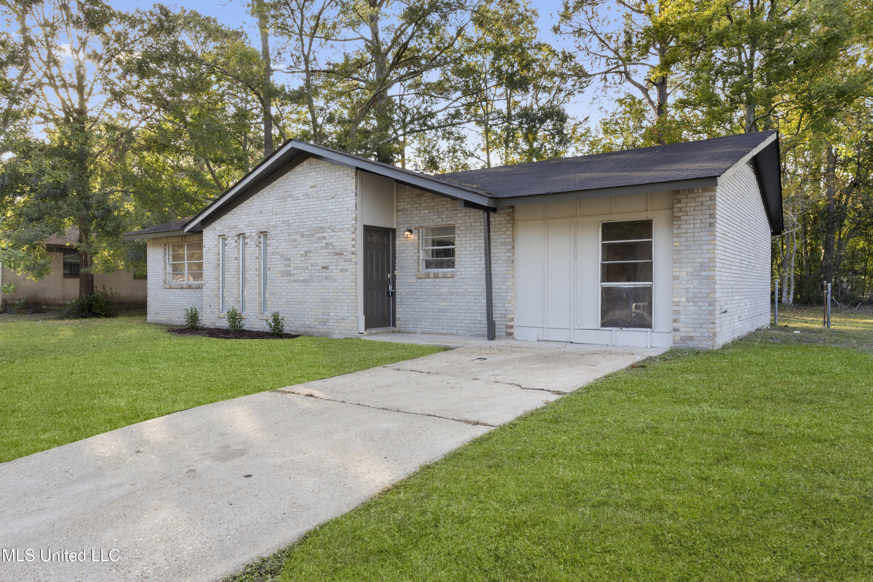 1909 University Street, Gautier, Mississippi image 1