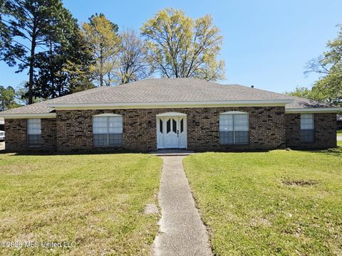 Homes For Sale - 1304 Carter Drive<br/> Forrest County, Hattiesburg, MS 39402