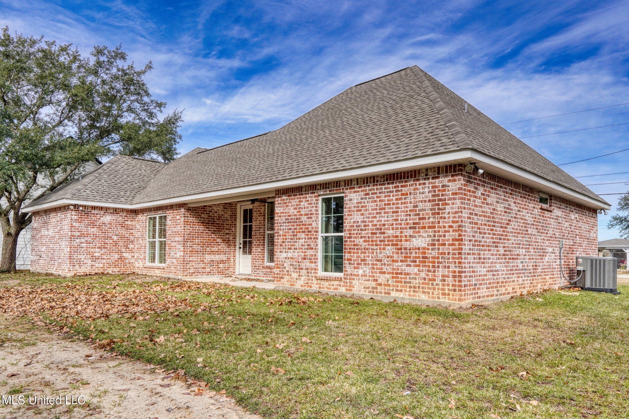 552 Fairway Drive, Picayune, Mississippi image 3