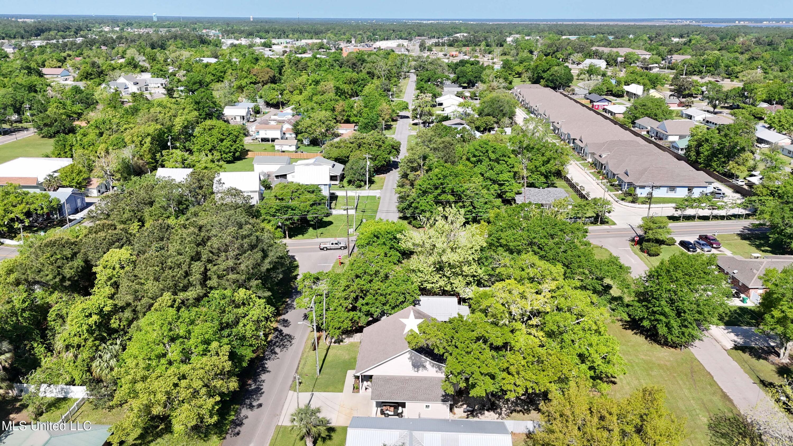 431 Demontluzin Avenue, Bay Saint Louis, Mississippi image 35