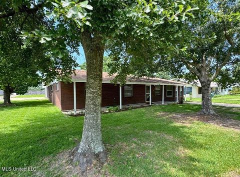 Single Family Residence in Long Beach MS 401 Gates Avenue.jpg