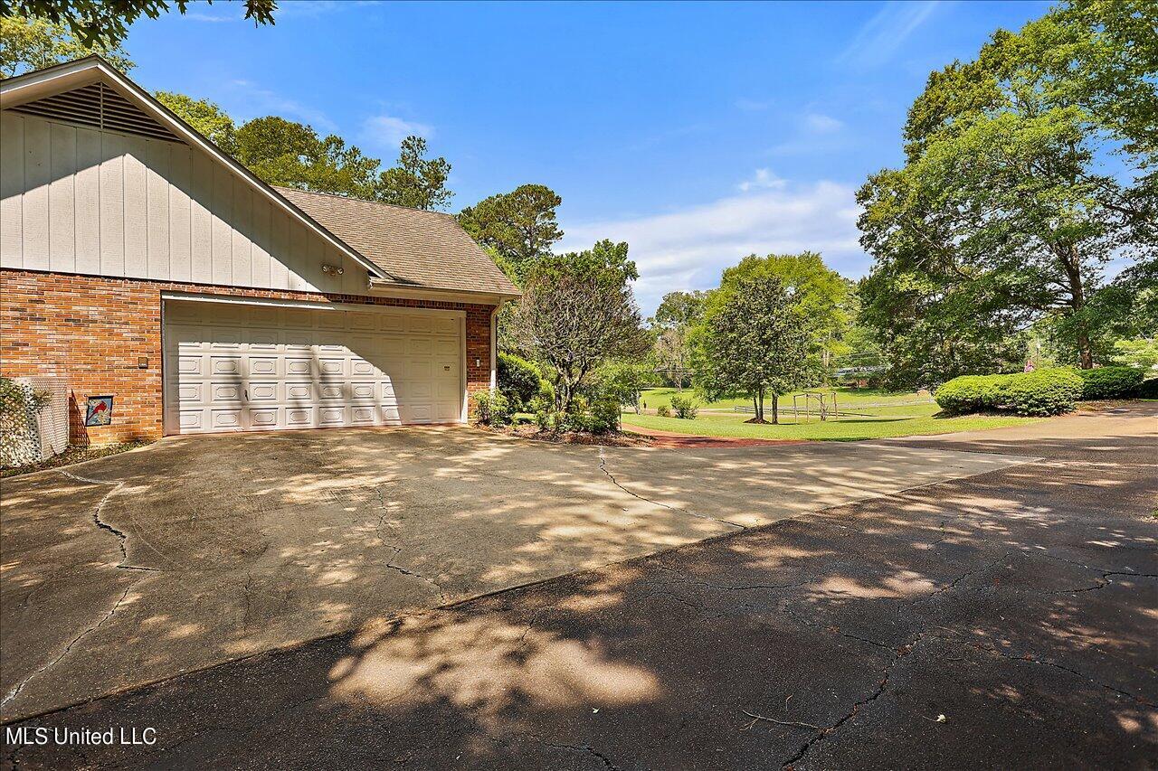 1600 Pine Hill Dr Drive, Raymond, Mississippi image 9