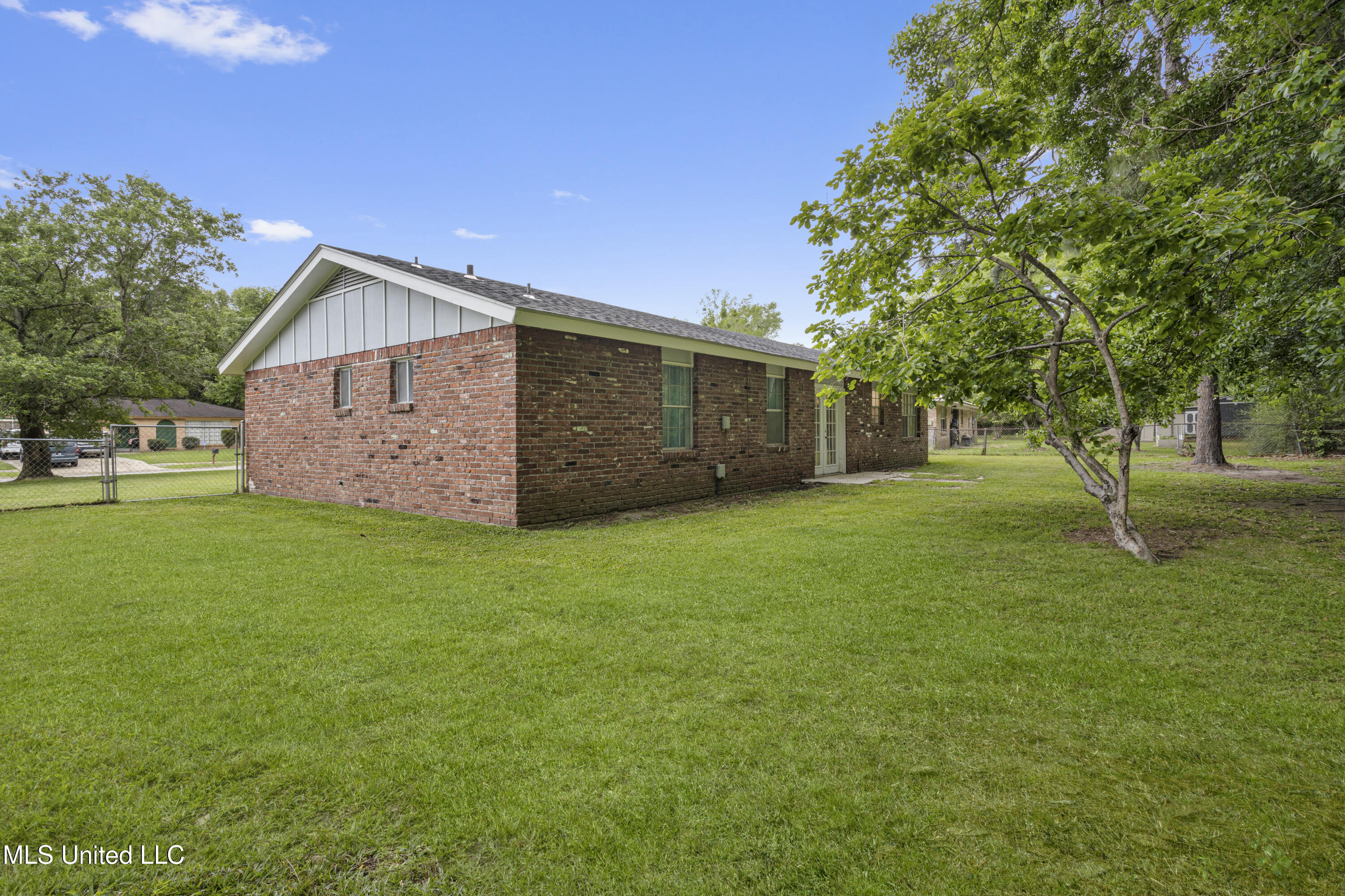 2324 Greenway Drive, Gautier, Mississippi image 27