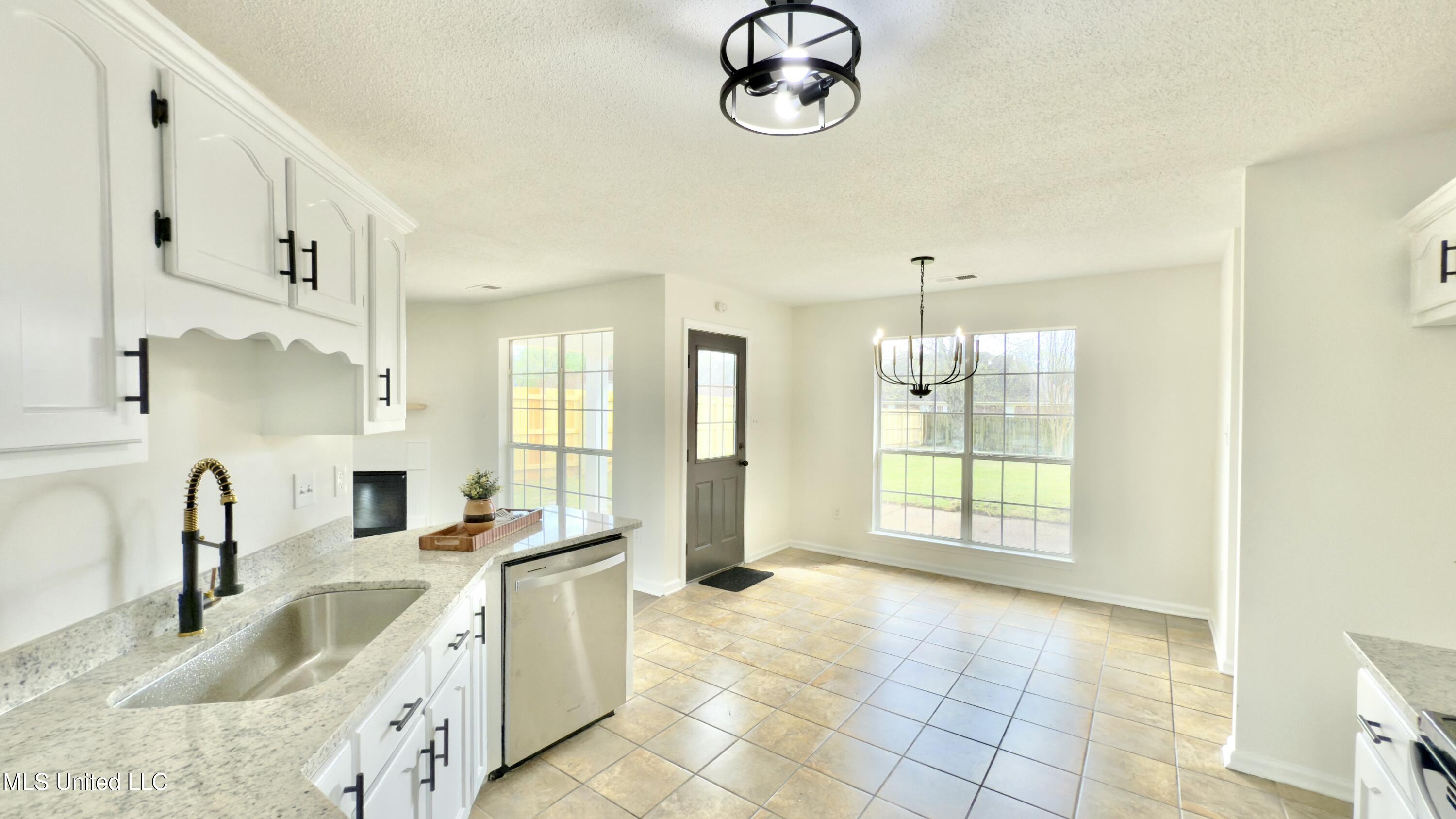 7343 Wendy Way, Walls, Mississippi image 8