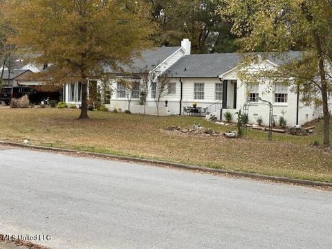 Homes For Sale - 208 Sycamore Street<br/> Sardis, MS 38666