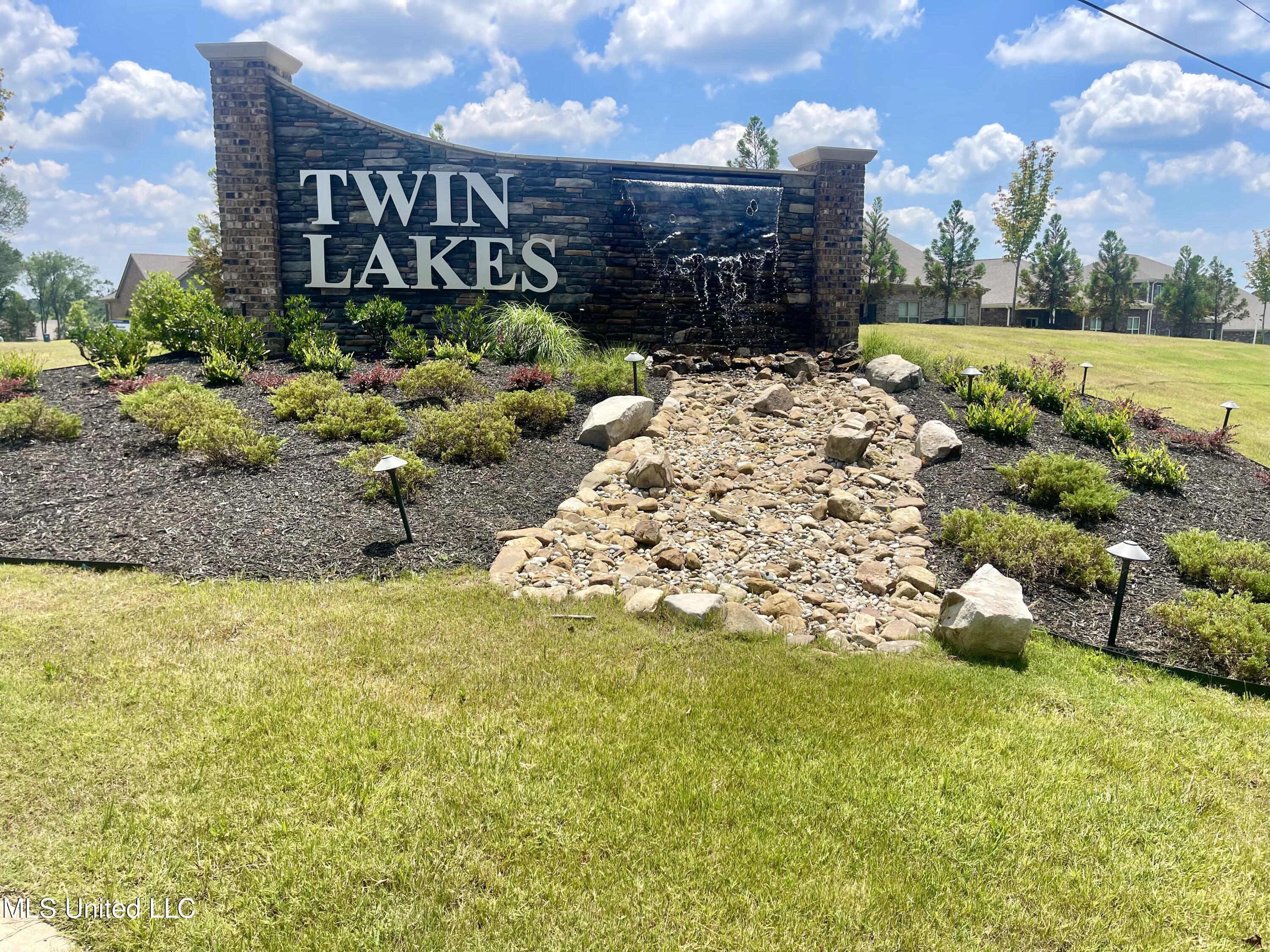 96 Twin Lakes Drive, Byhalia, Mississippi image 2