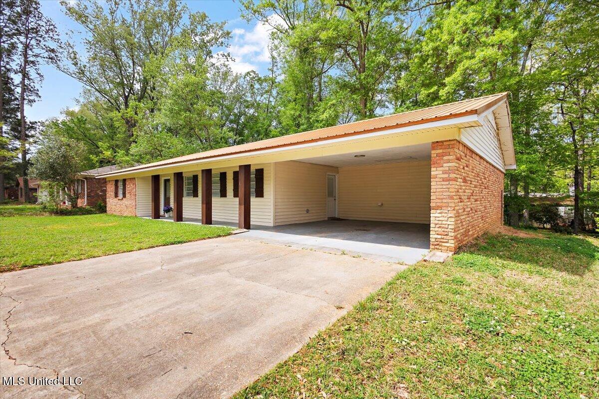 908 Live Oak Drive, Clinton, Mississippi image 3
