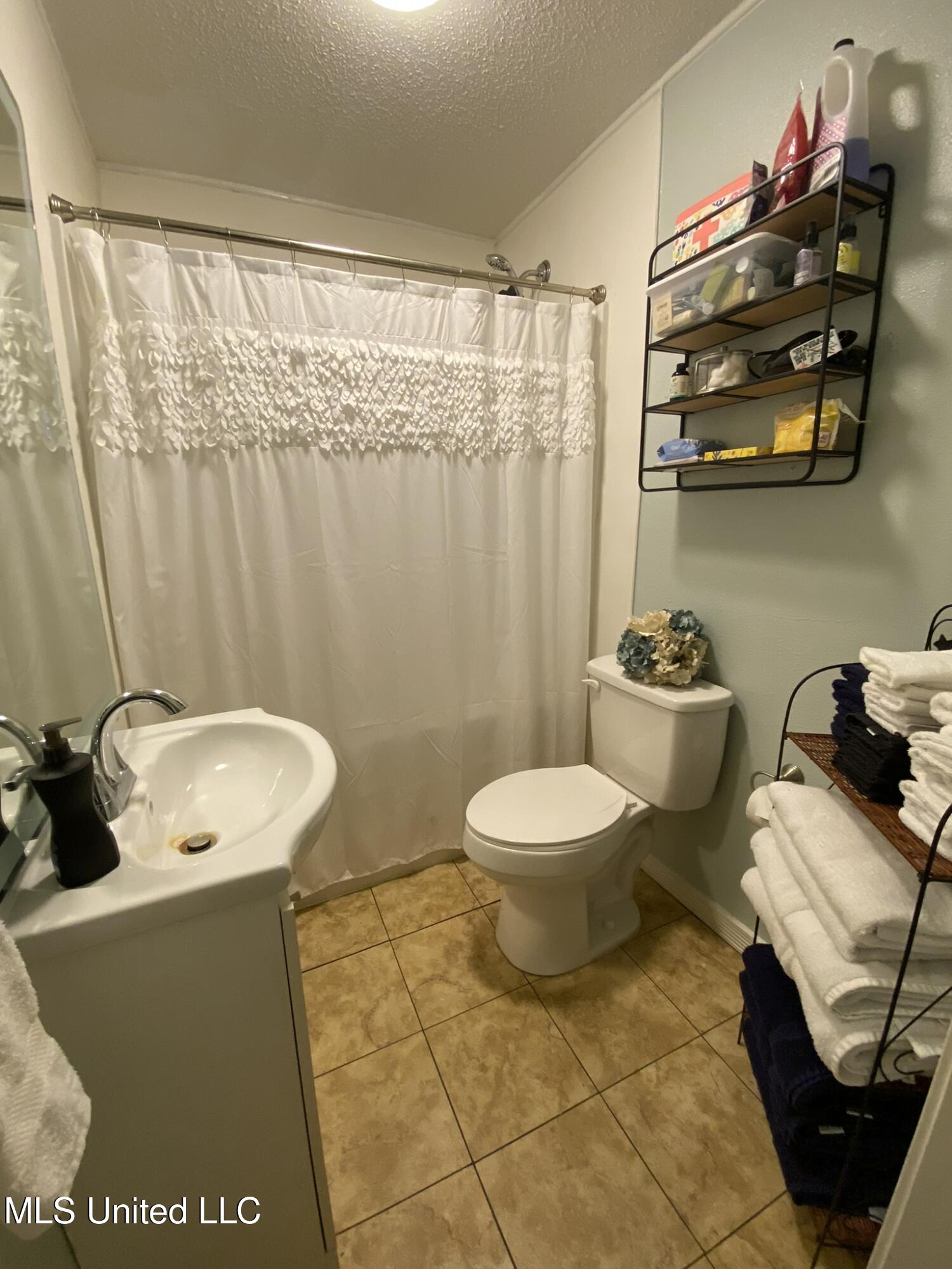 Pascagoula, Mississippi 39567, United States, 2 Bedrooms Bedrooms, ,1 BathroomBathrooms,Residential,Pending,182458