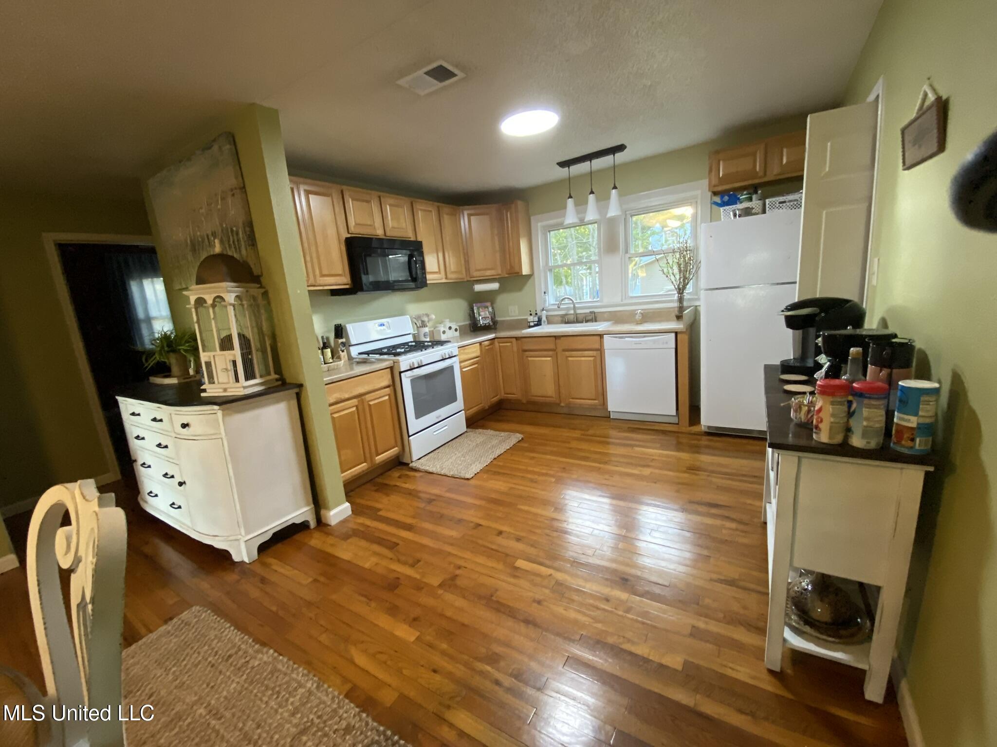 Pascagoula, Mississippi 39567, United States, 2 Bedrooms Bedrooms, ,1 BathroomBathrooms,Residential,Pending,182458