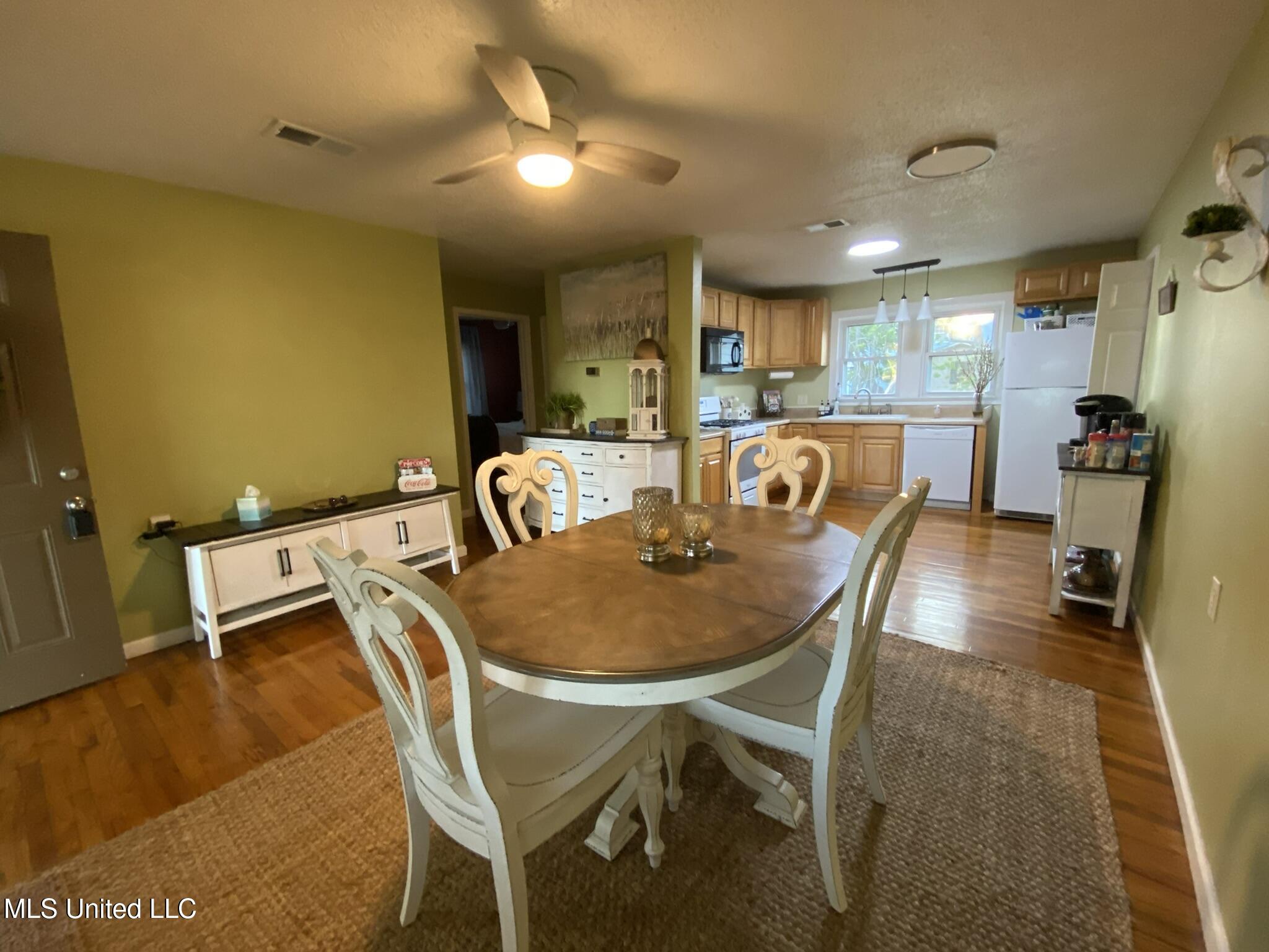 Pascagoula, Mississippi 39567, United States, 2 Bedrooms Bedrooms, ,1 BathroomBathrooms,Residential,Pending,182458