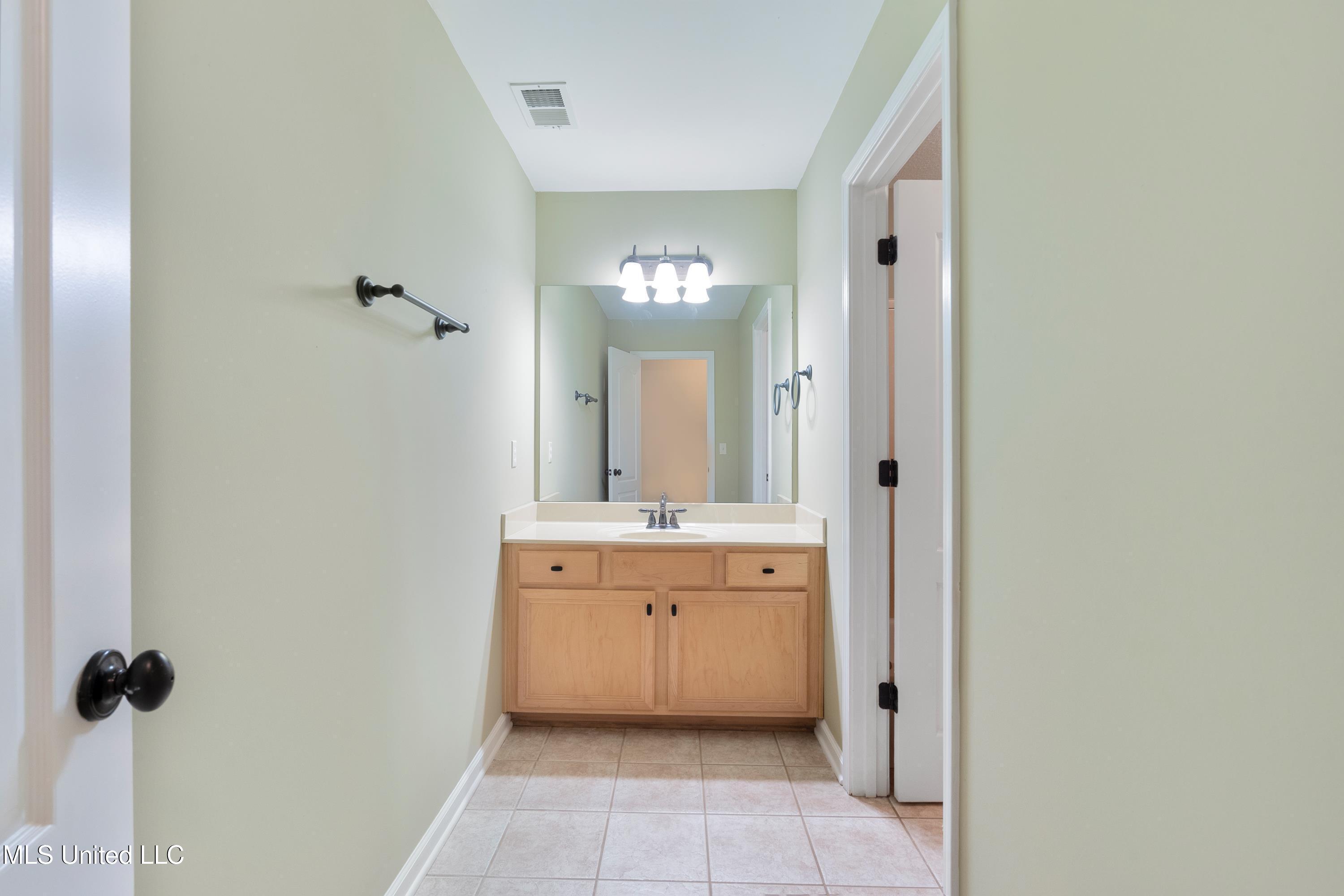7672 N Rigmoore Point, Olive Branch, Mississippi image 32