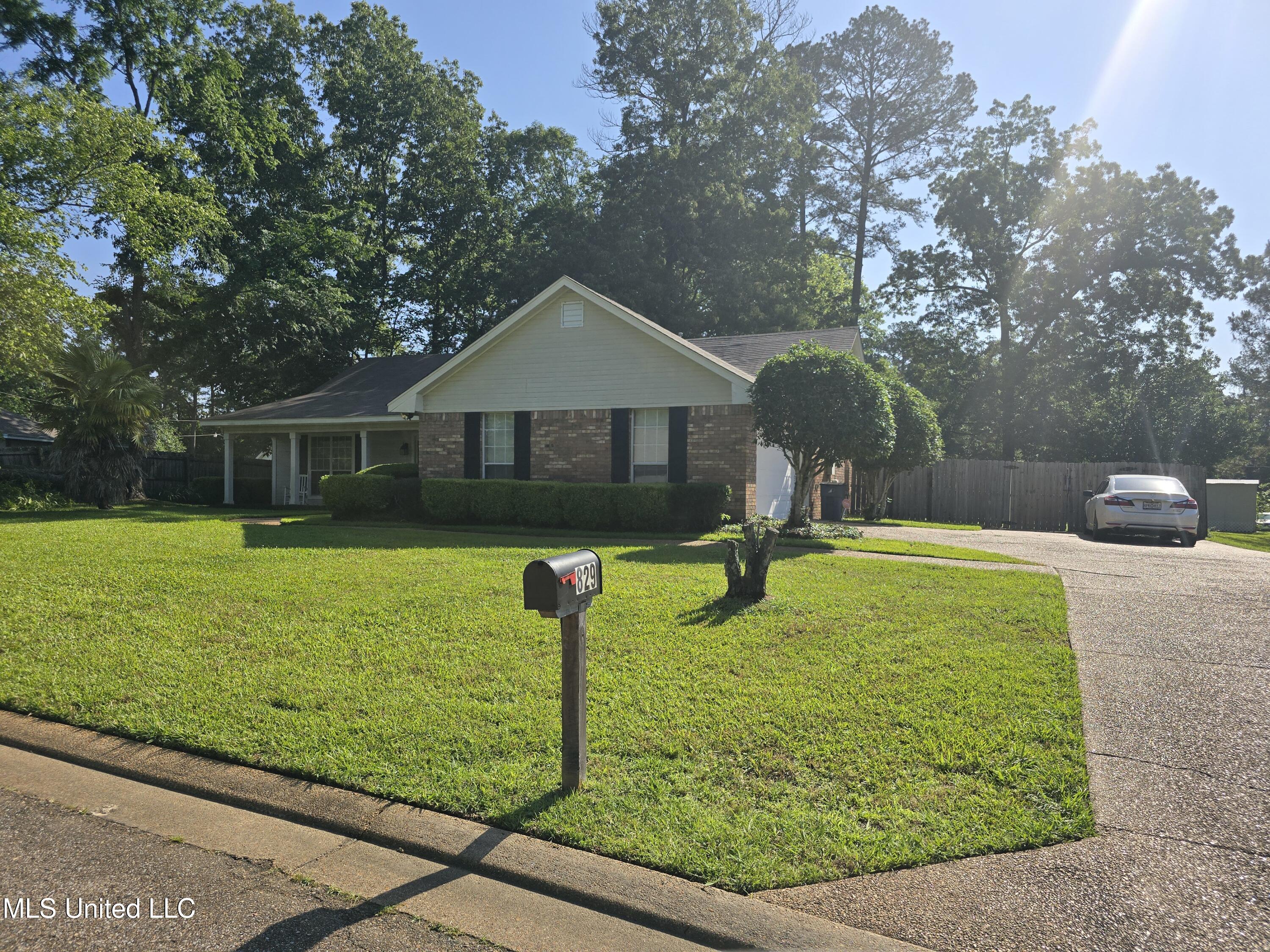 829 Eagles Nest Drive, Byram, Mississippi image 1