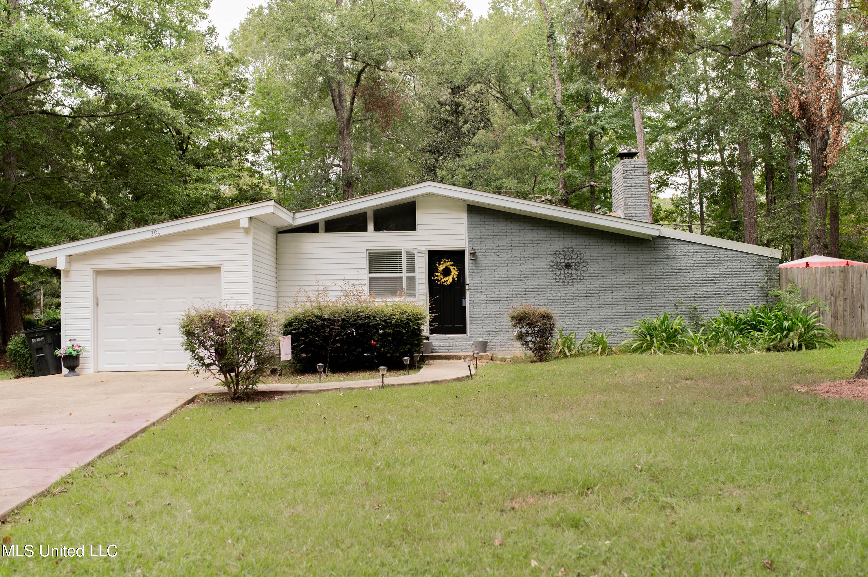 302 Eastwood Dr Drive, Florence, Mississippi image 1