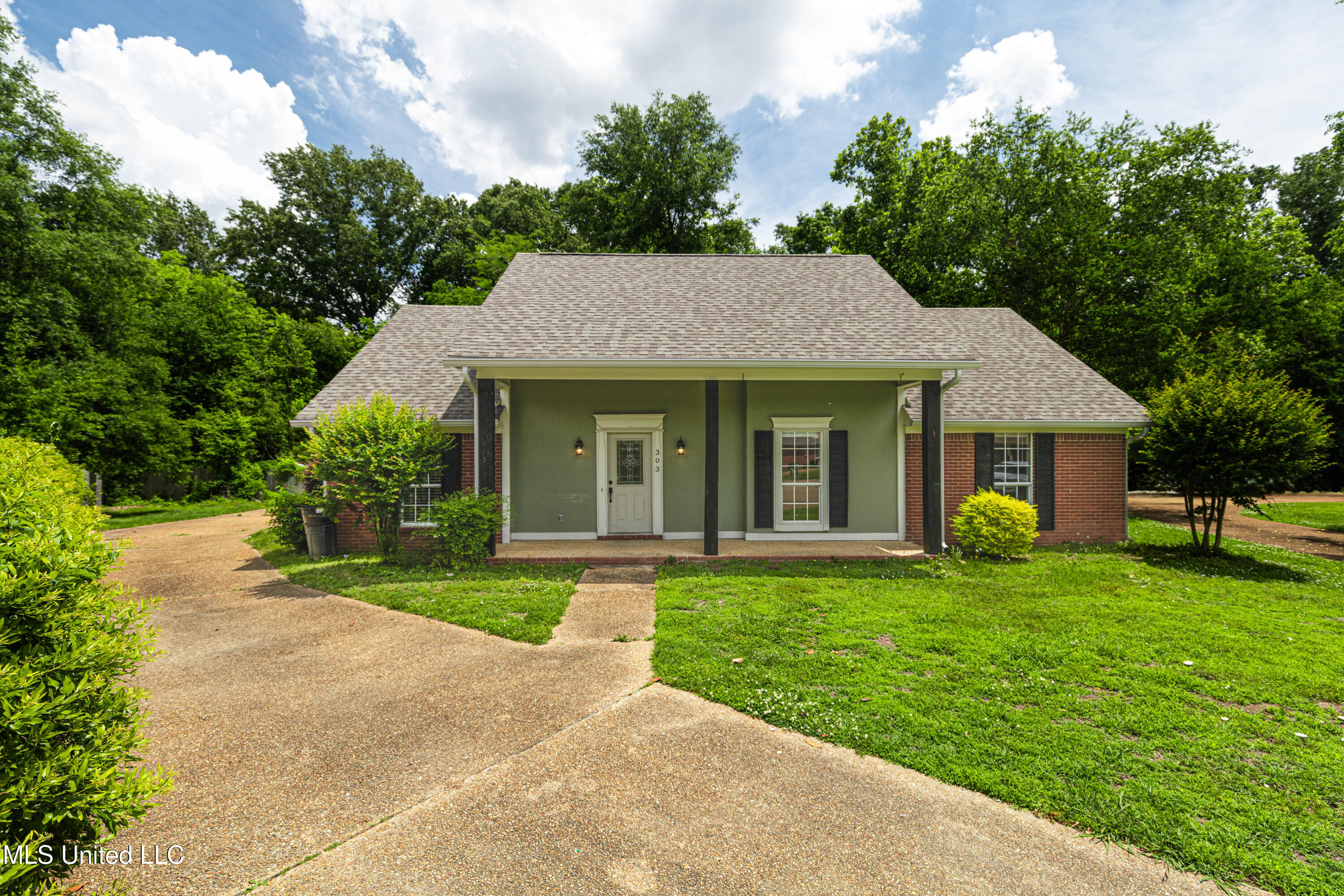 303 Colonial Drive, Madison, Mississippi image 1