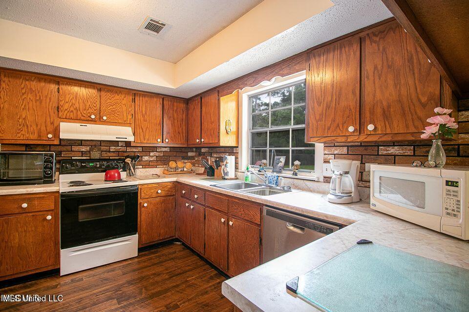 1100 Hickory Drive, Long Beach, Mississippi image 13