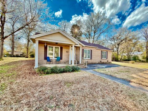 Homes For Sale - 108 Lamar Street<br/> Crystal Springs, MS 39059