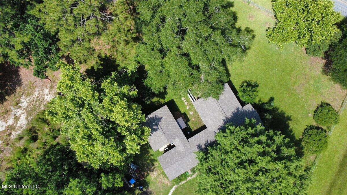 18295 Robin Oaks Drive, Gulfport, Mississippi image 33