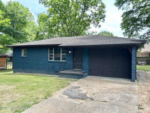 Homes For Sale - 303 Crawford Street<br/> Senatobia, MS 38668