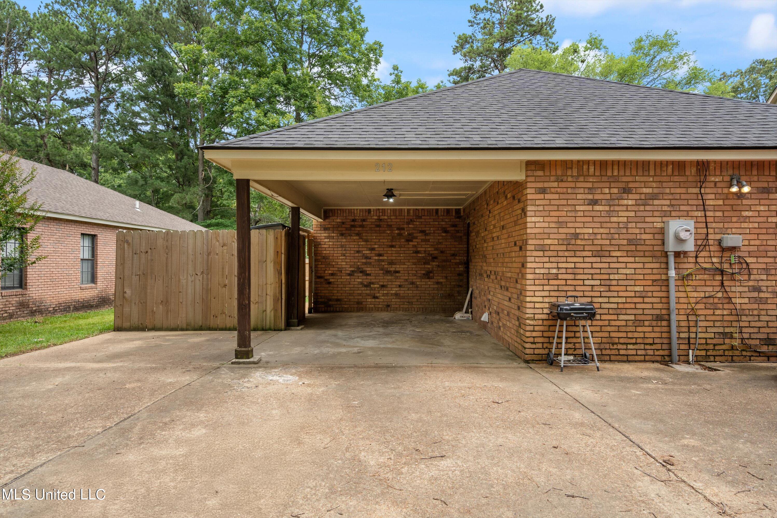 212 Circle Gate Drive, Senatobia, Mississippi image 4