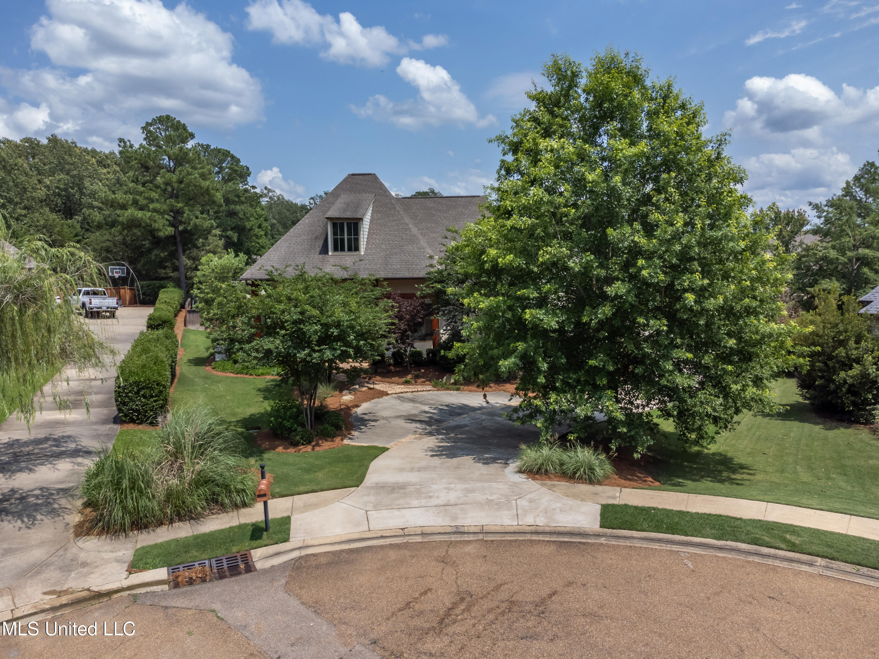 202 Cedar Woods Circle, Madison, Mississippi image 1