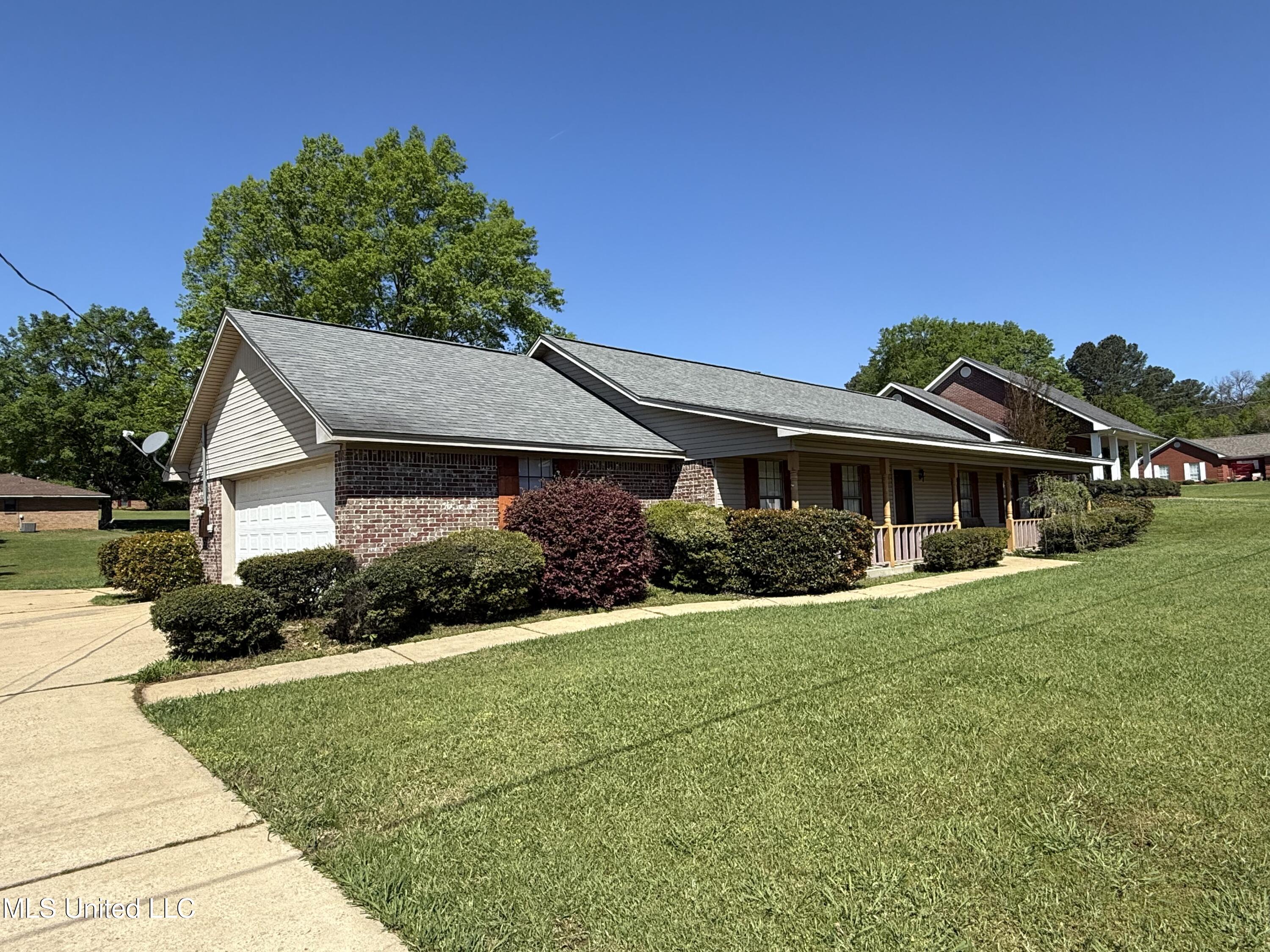 111 Chessie Lane Lane, Carthage, Mississippi image 1