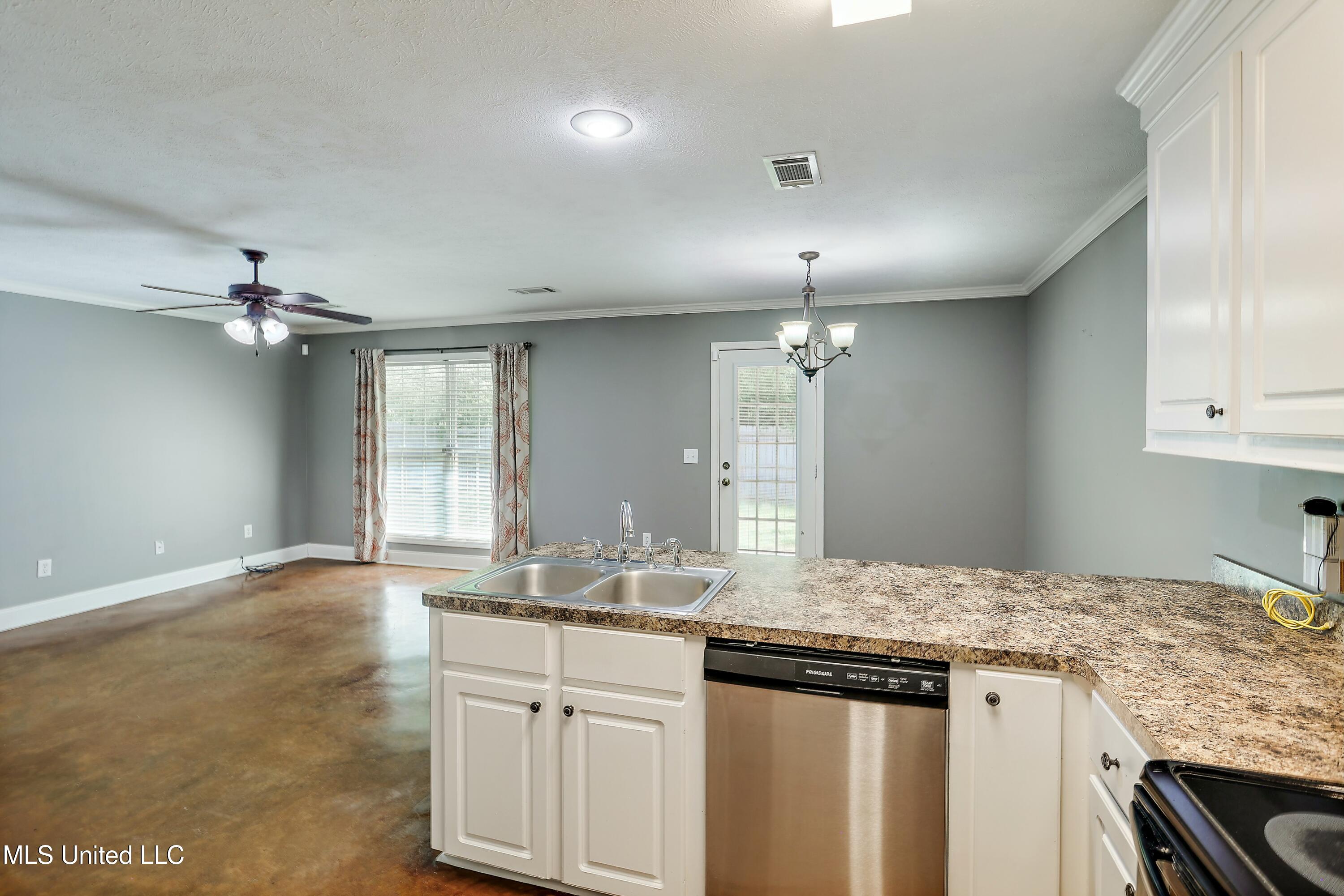 132 Cedar Spring Circle, Pearl, Mississippi image 9