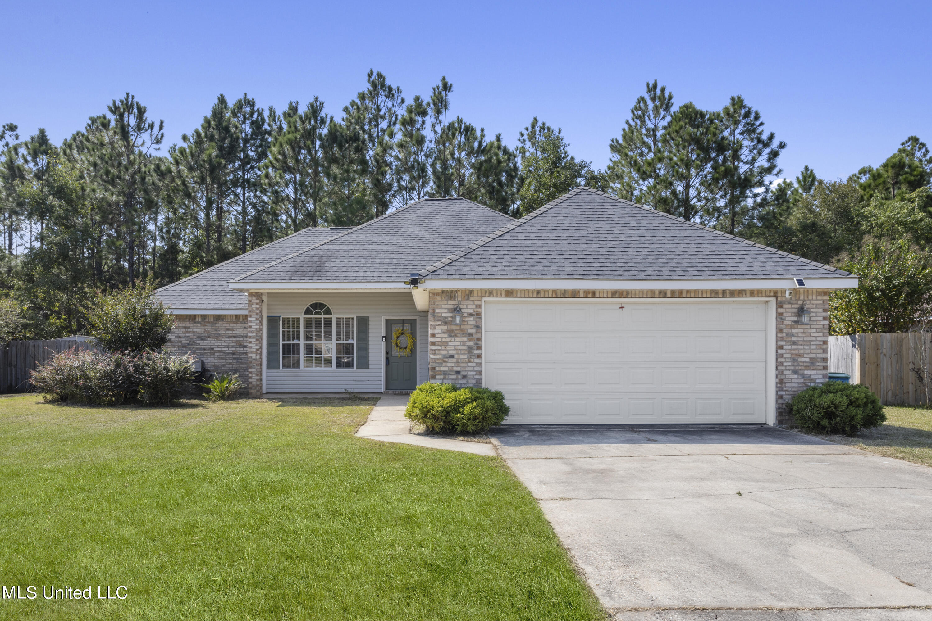 6925 Pinehurst Drive, Ocean Springs, Mississippi image 1