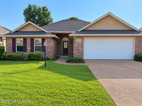 Homes For Sale - 327 E Cascades Circle<br/> Clinton, MS 39056