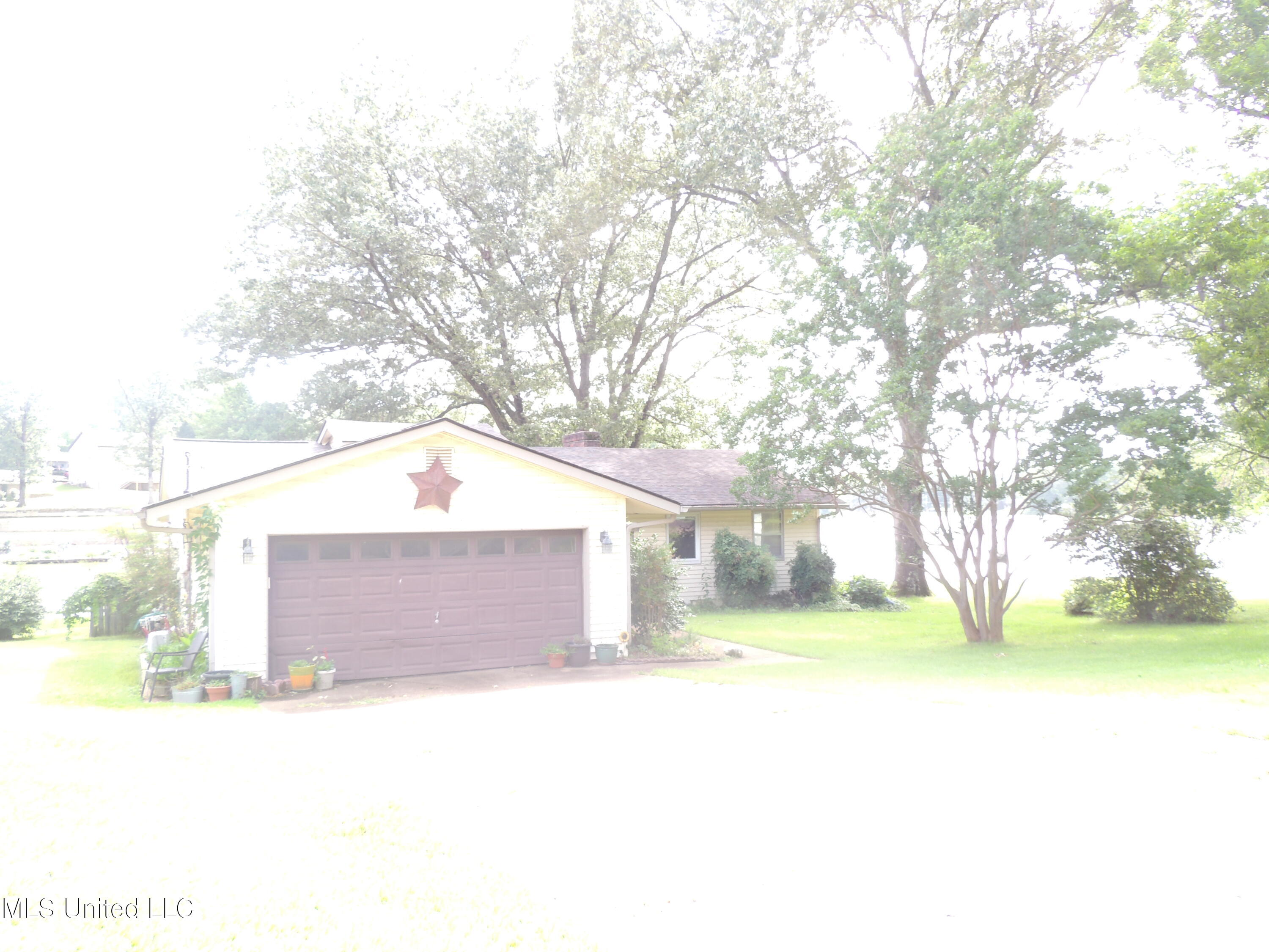 8671 Bob White Drive, Hernando, Mississippi image 1