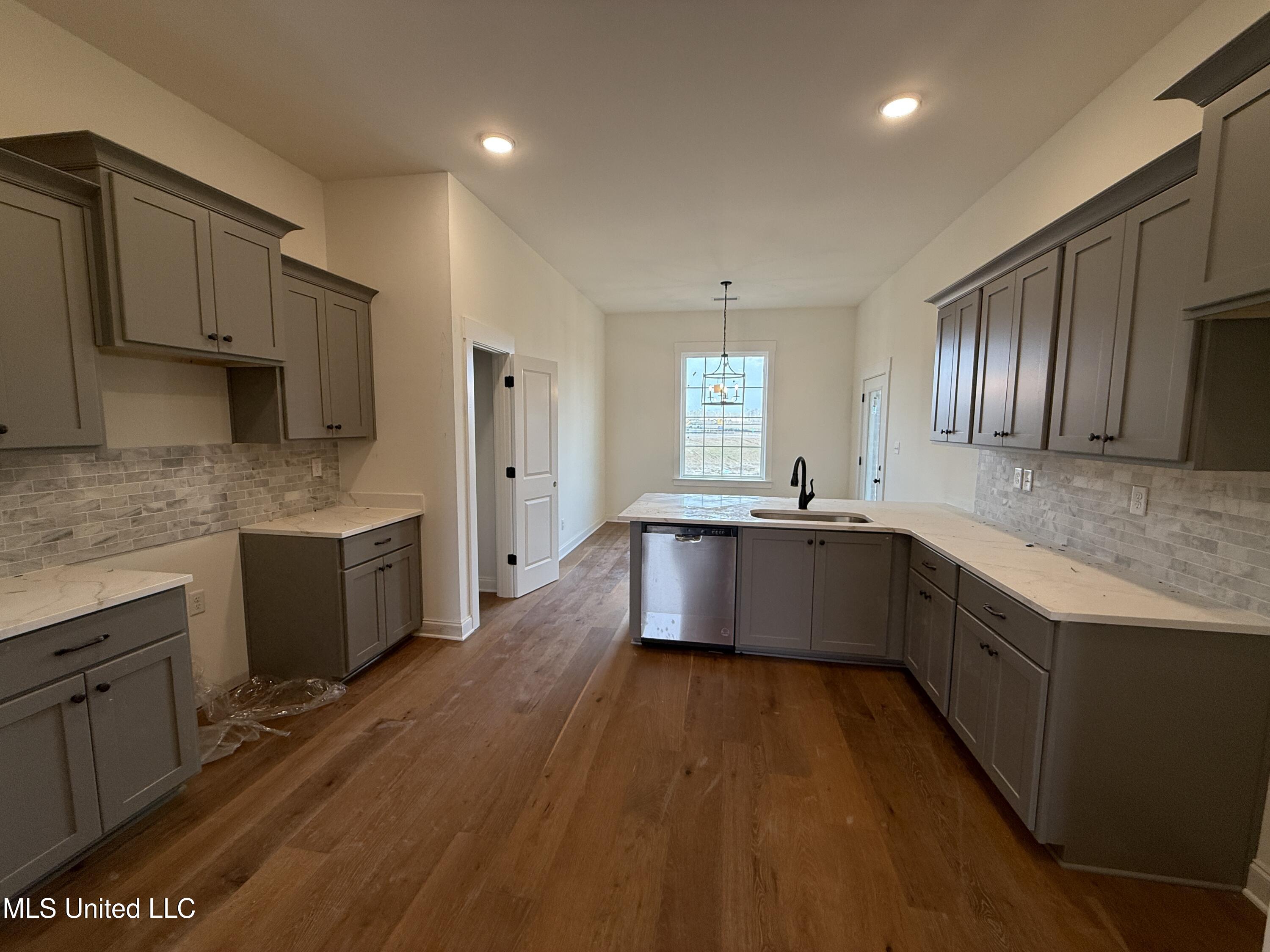 767 Coahoma Court, Nesbit, Mississippi image 9