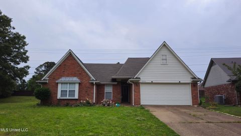 Homes For Sale - 9004 Lakeside Cove<br/> Olive Branch, MS 38654