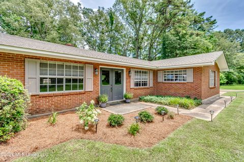 Homes For Sale - 413 W Main Street<br/> Hinds County, Raymond, MS 39154