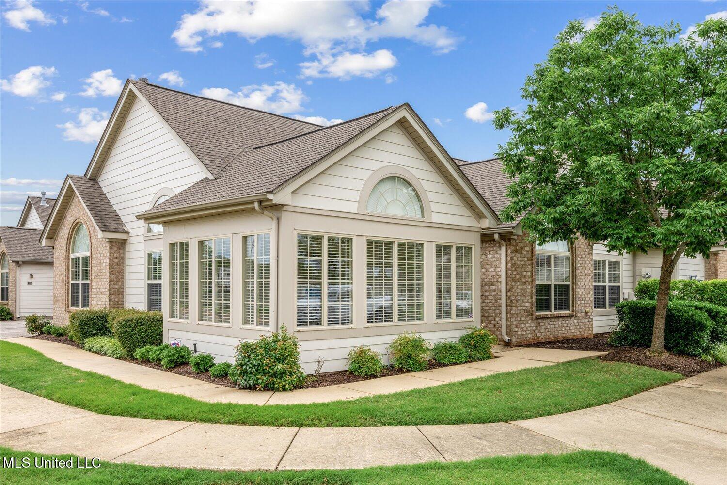 8761 Parkview Oaks Circle, Olive Branch, Mississippi image 2