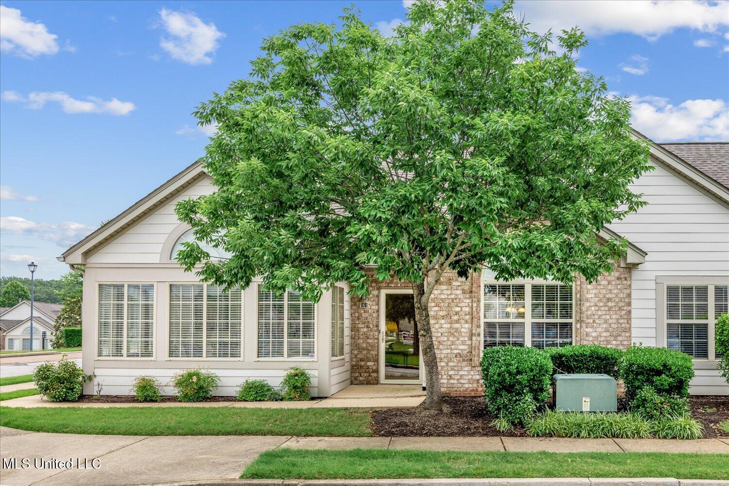 8761 Parkview Oaks Circle, Olive Branch, Mississippi image 1