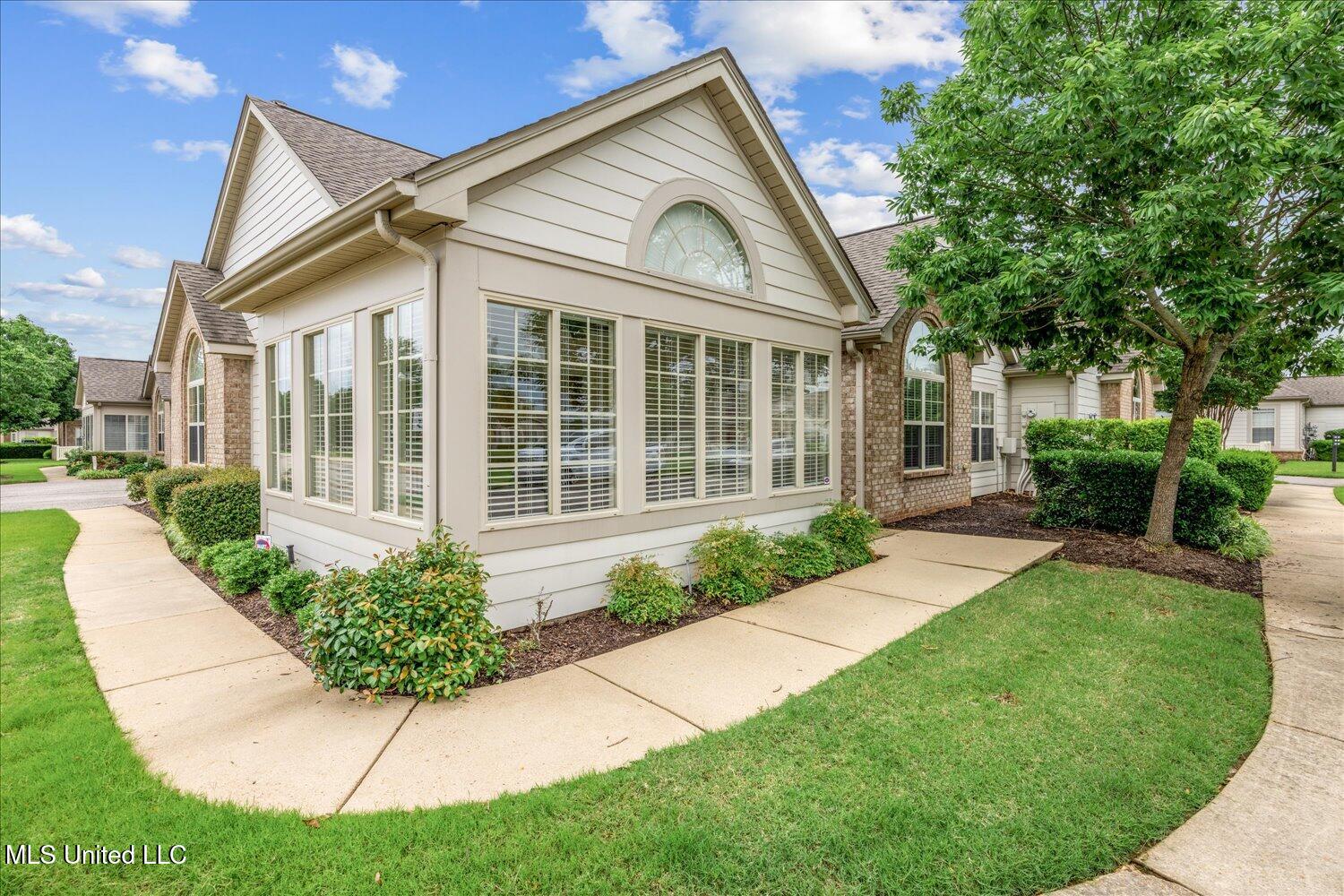 8761 Parkview Oaks Circle, Olive Branch, Mississippi image 3