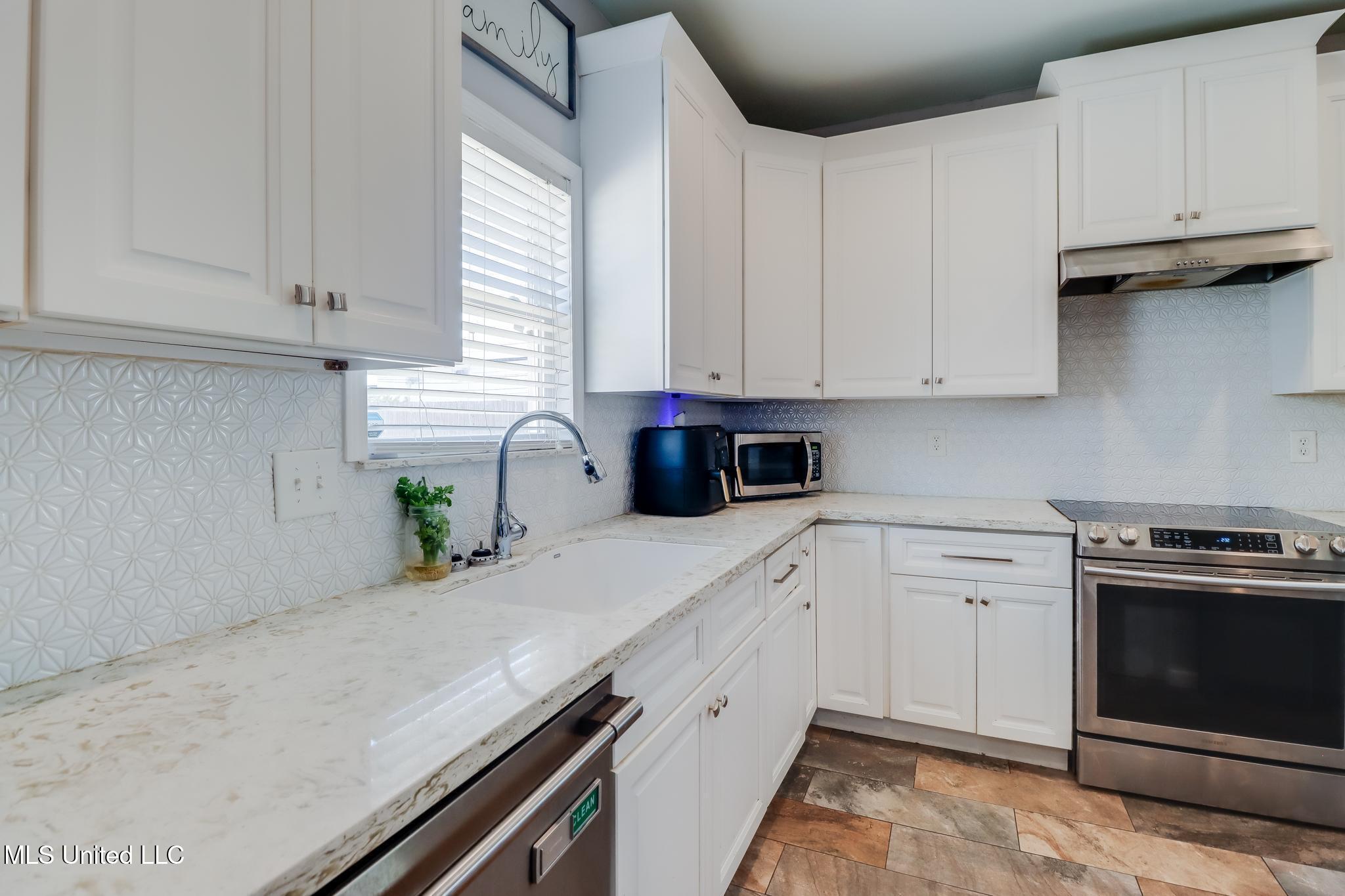 429 San Souci Drive, Gulfport, Mississippi image 2