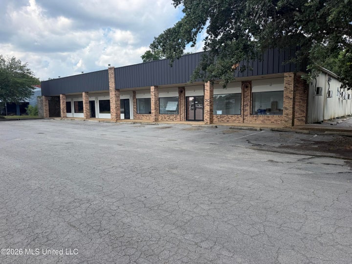 Photo 1 of 18 — 330 Courthouse Road, Gulfport, MS 39507