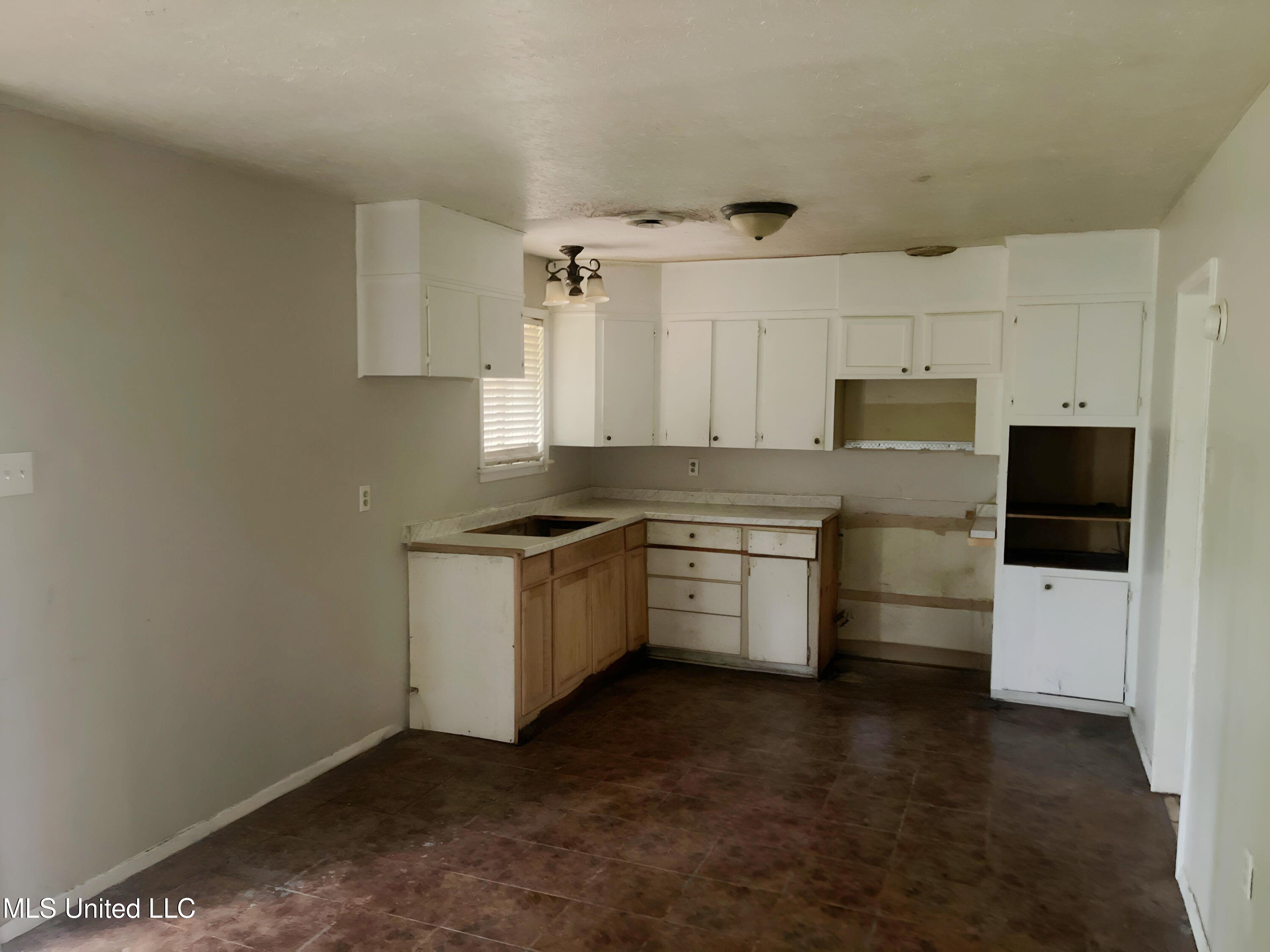 3233 Woodview Drive, Jackson, Mississippi image 2