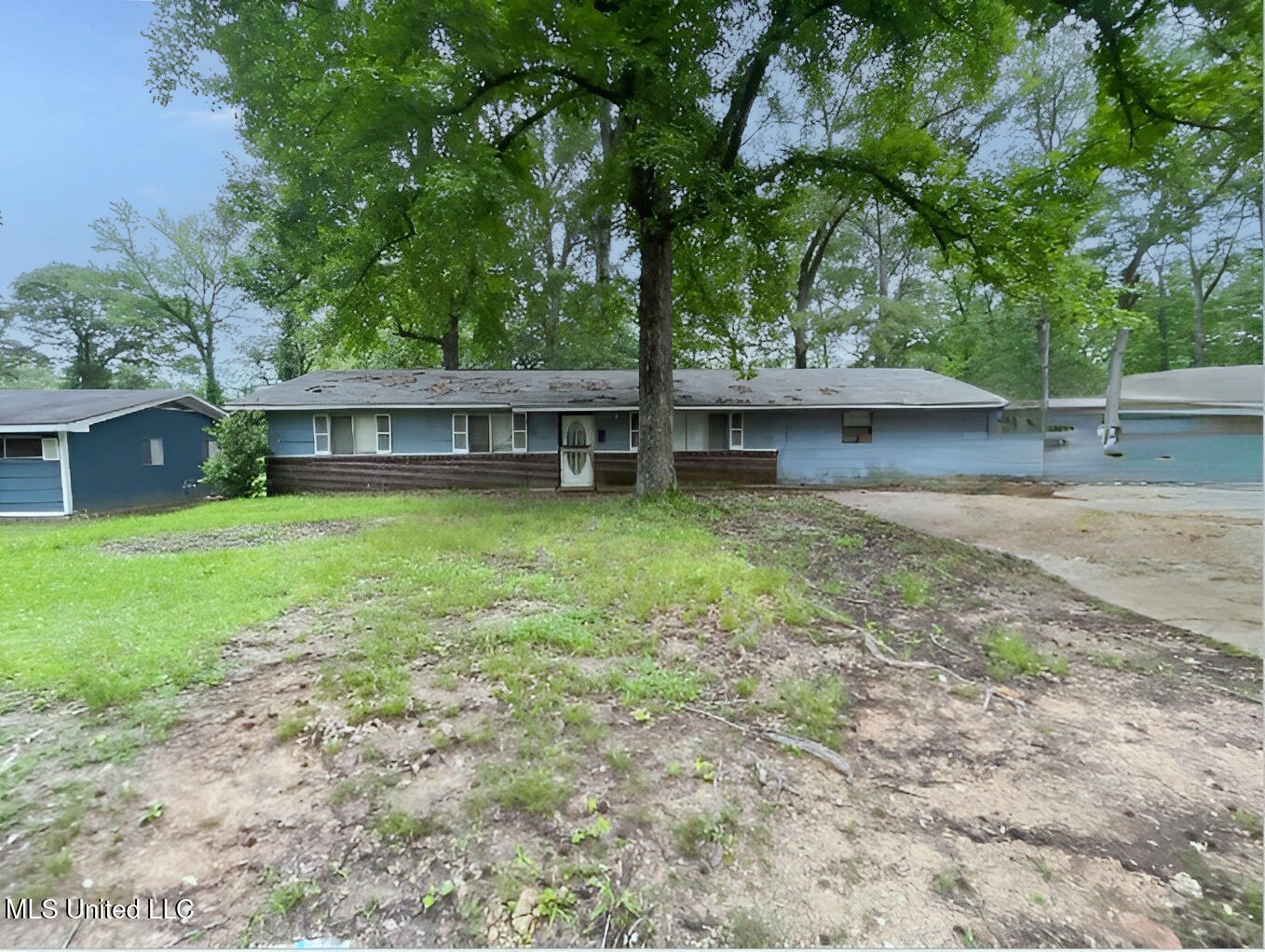 3233 Woodview Drive, Jackson, Mississippi image 1