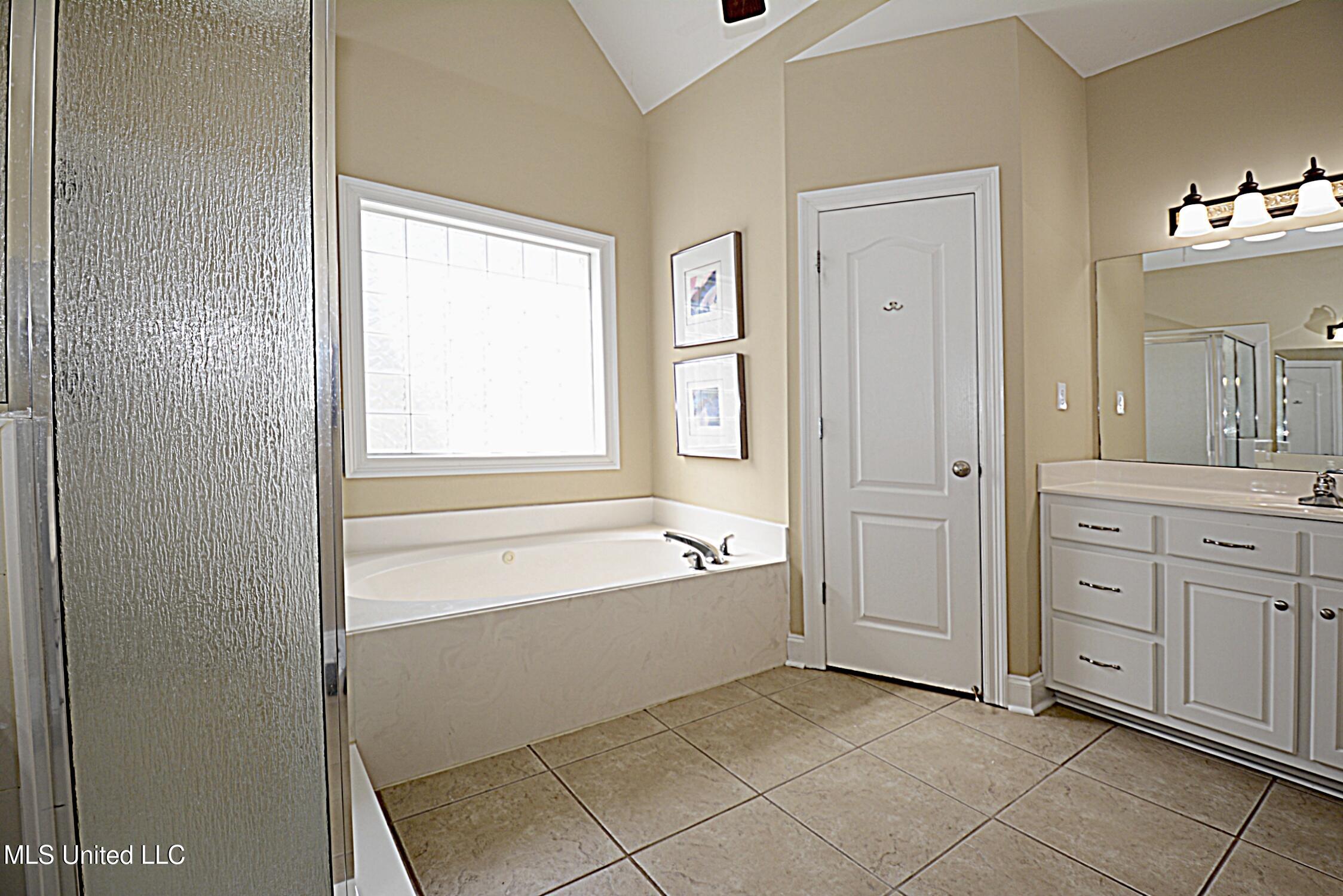 4051 Misty Oaks Lane, Nesbit, Mississippi image 23