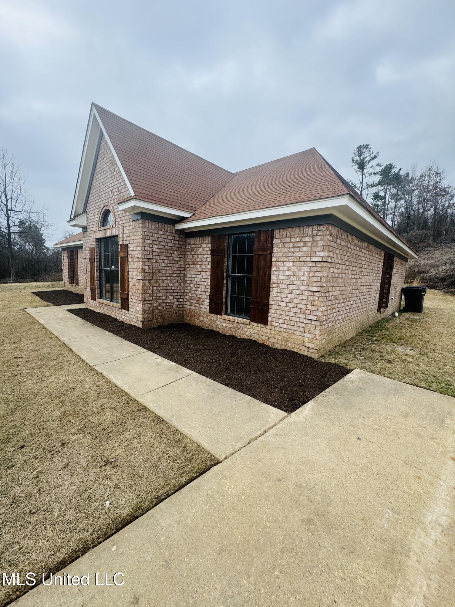 111 Karen Cove, Holly Springs, Mississippi image 2