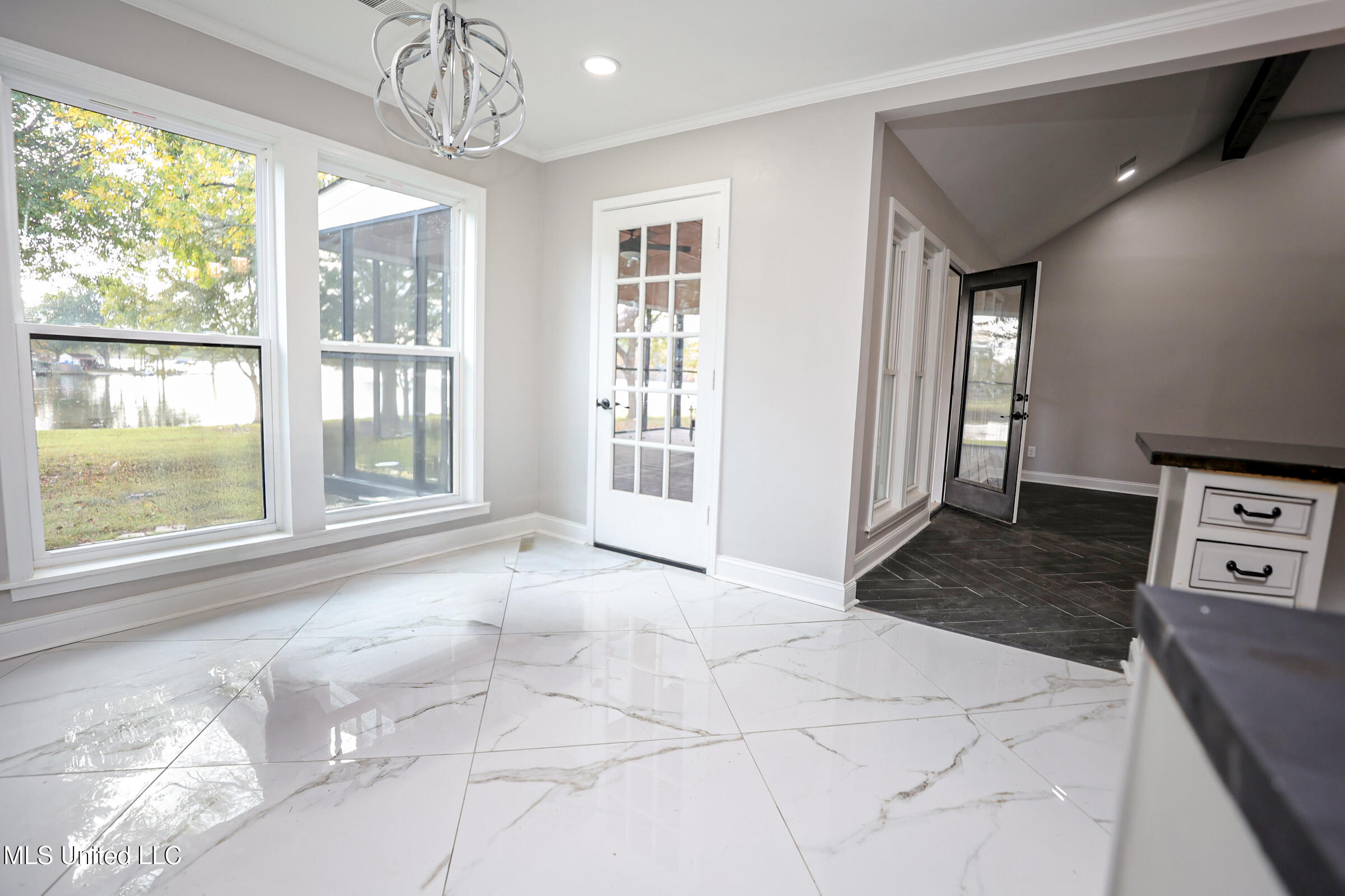 8589 W Lakeshore Drive, Southaven, Mississippi image 2
