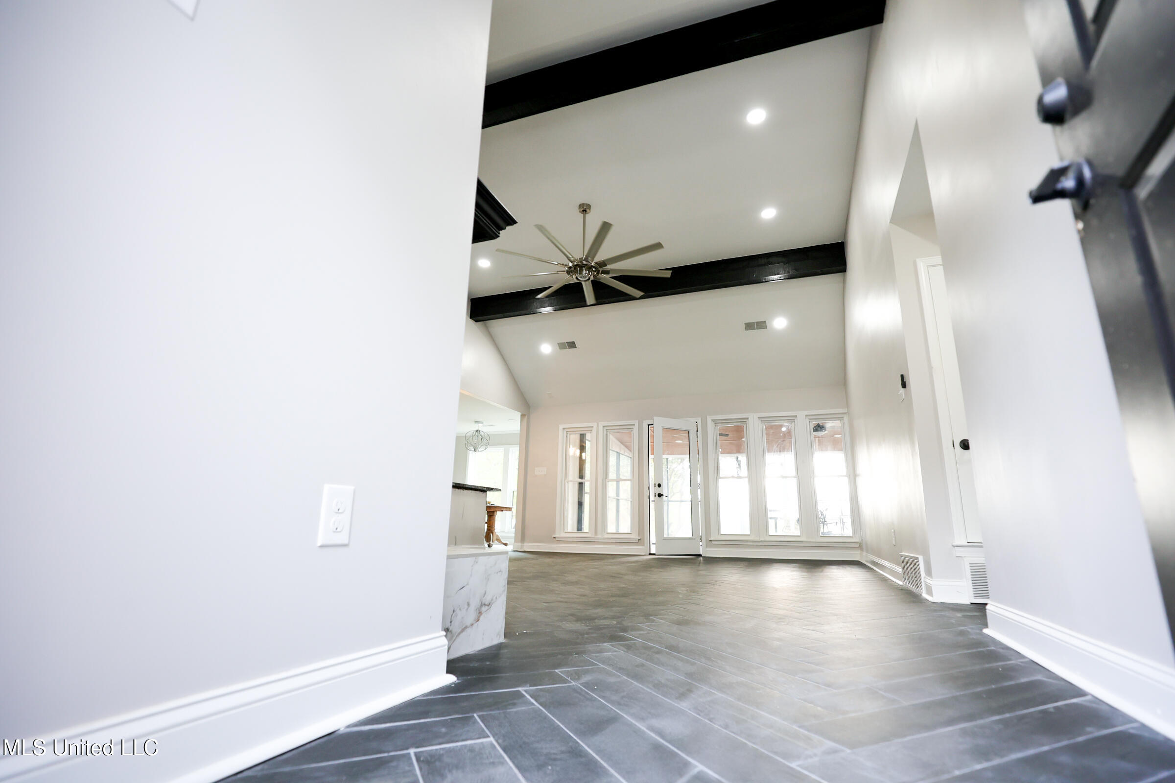 8589 W Lakeshore Drive, Southaven, Mississippi image 4