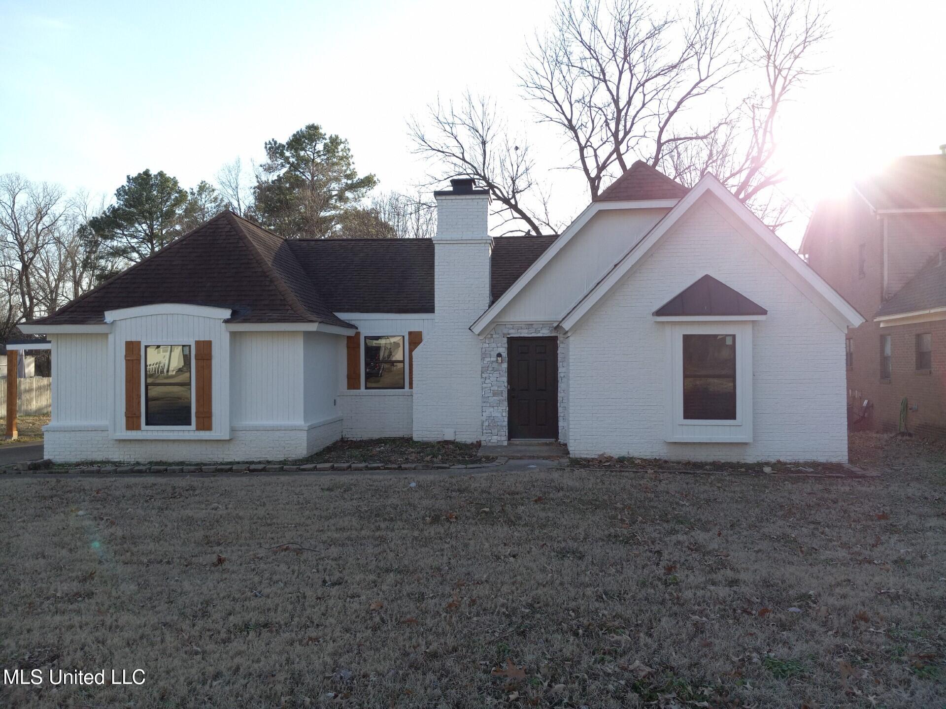 8589 W Lakeshore Drive, Southaven, Mississippi image 1